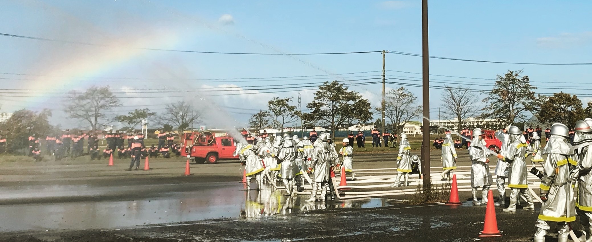 豊町消防団の訓練風景 ― 放水訓練で虹がかかる